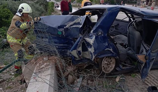 Samandağ'da kaldırıma çarpan otomobildeki 4 kişi yaralandı