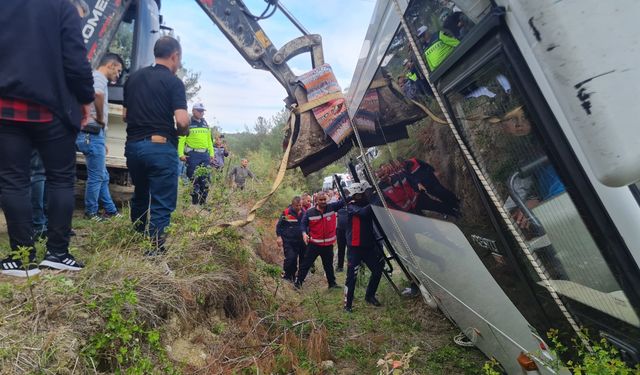 Yoldan çıkan ve devrilmemesi için traktörlere bağlanan midibüsteki 23 kişi kurtarıldı