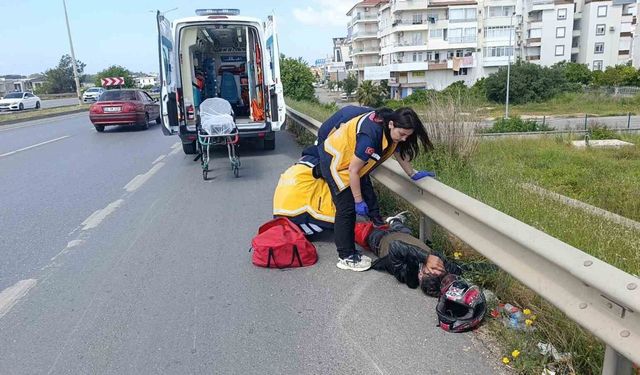 Antalya’da lastiği patlayan motosiklet devrildi: 2 yaralı