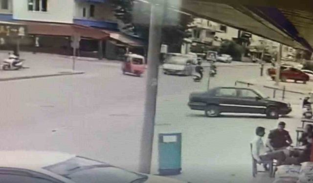 Antalya’da motosiklet ile hafif ticari araç çarpıştı: Kaza anı kamerada