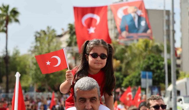 Babalarının omuzlarında bayramı kutladılar