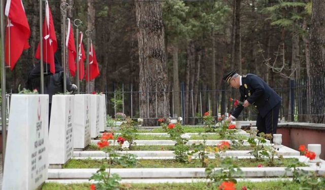 Burdur’da Polis Haftası dolayısıyla şehitlik ziyareti gerçekleştirildi