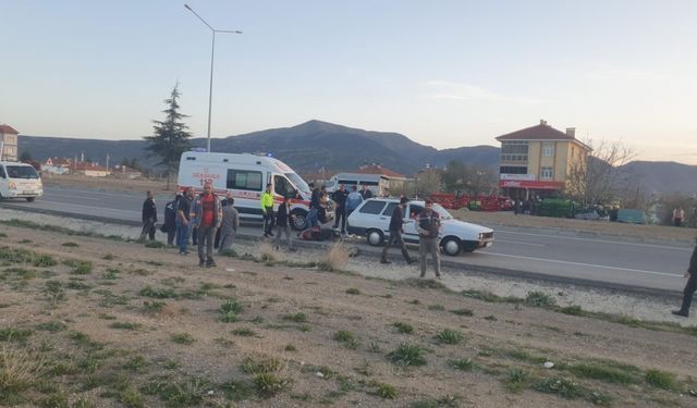 Elektrikli bisiklet sürücüsü park halindeki araca çarptı: 1 yaralı