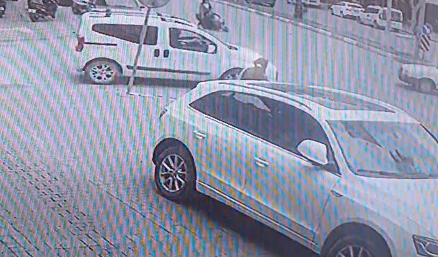 Hatalı dönüş yapan otomobil, motosikletli kadına kaza yaptırdı