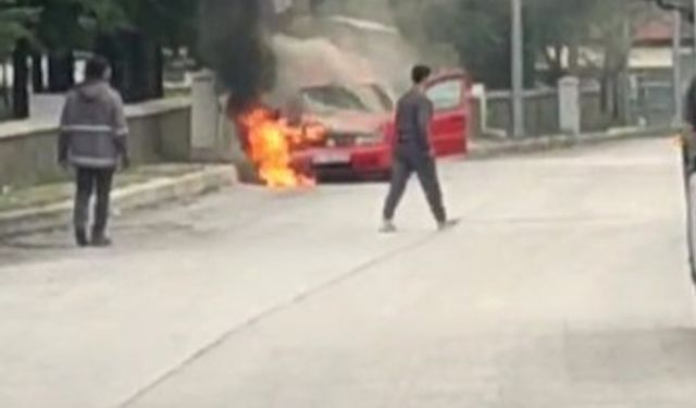 Isparta’da seyir halindeki otomobil aniden alev aldı