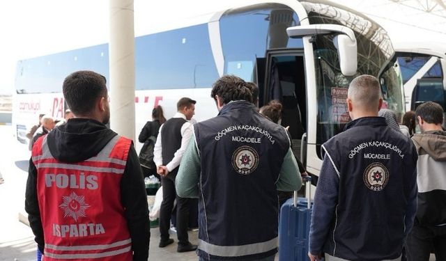 Isparta’da yakalanan 9 göçmen sınır dışı edildi