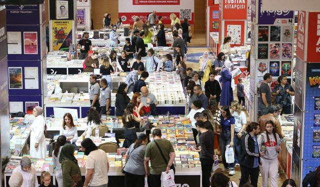 Kepez Kitap Fuarı’nın ikinci gününde yazarlar okurlarıyla buluştu