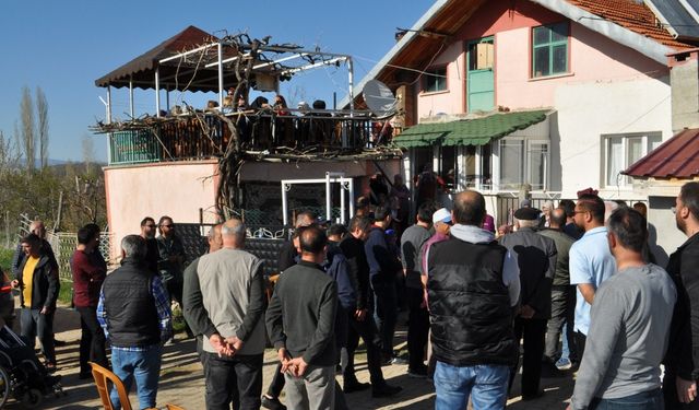 Motosiklet kazasında hayatını kaybeden öğretmen 2 ay önce ölen babasının yanına defnedildi