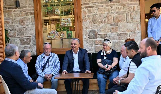 Muratpaşa Belediye Başkanı Ümit Uysal, Kaleiçi esnafıyla bir araya geldi