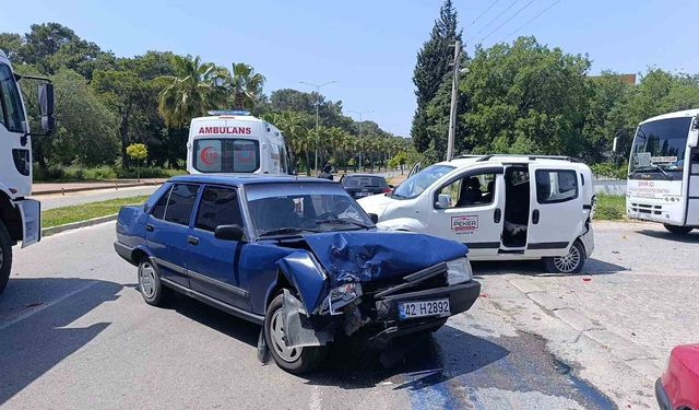 Önünde seyreden araca arkadan çarptı, o anlar güvenlik kamerasına yansıdı