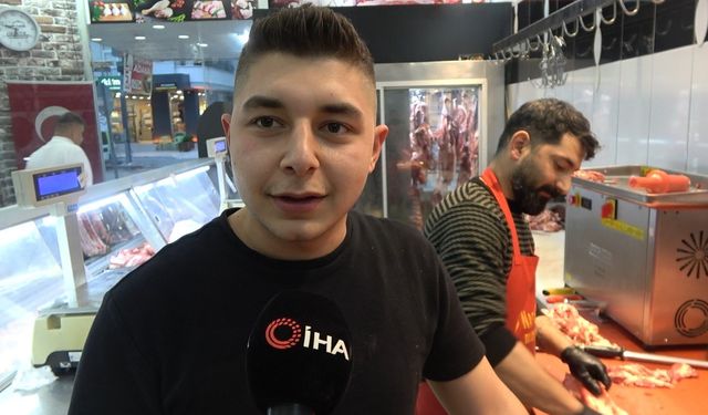 Osmaniye’de kasaptan et alan köpek yüzleri gülümsetti