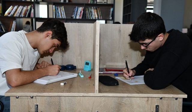 Osmaniye’de öğrencilerin gözde mekanı "Genç Kitap Kafe" oldu