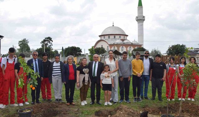 Otizmli gençler ve lise öğrencileri el ele fidan dikti