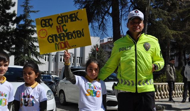 Yalvaç’ta miniklerden pankartlı trafik mesajı