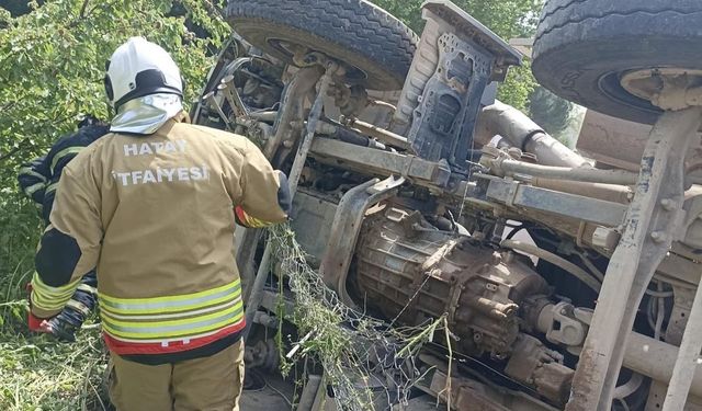 Yayladağı’nda asfalt yüklü kamyon devrildi: 1 yaralı