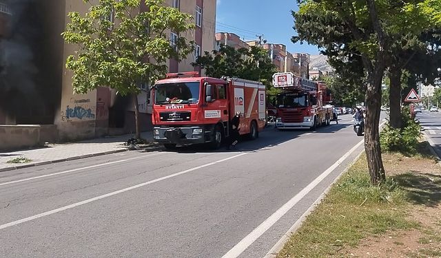 Apartman Deposundan Alevler Yükseldi