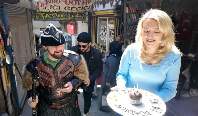 Çarşının vazgeçilmezi Down sendromlu Emre'ye doğum günü sürprizi