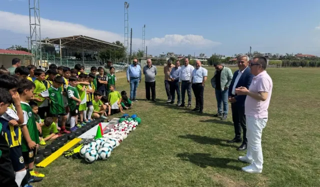 İskenderun Fenerbahçeliler Derneğinden Arsuz takımına malzeme desteği