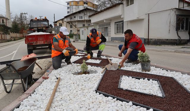 Afşin’de Refüjler, Kavşaklar ve Kaldırımlar Renkleniyor