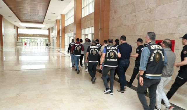 Antalya'da kiraladıkları araçları internet üzerinden satan 4 kişi tutuklandı