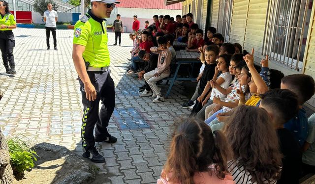 Demre'de öğrencilere trafik kuralları eğitimi verildi