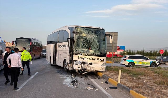 Isparta'da yolcu otobüsü ile tur otobüsünün çarpıştığı kazada 28 kişi yaralandı