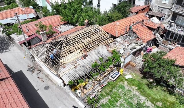 Isparta'da yangında zarar gören ev belediye ekiplerince onarılıyor
