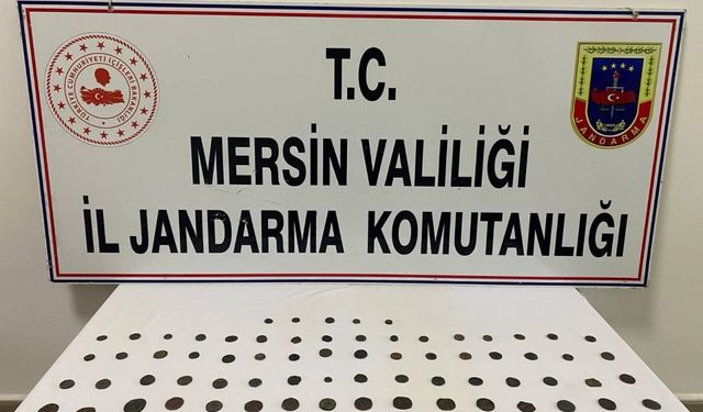 Mersin'de 70 sikke ele geçirildi
