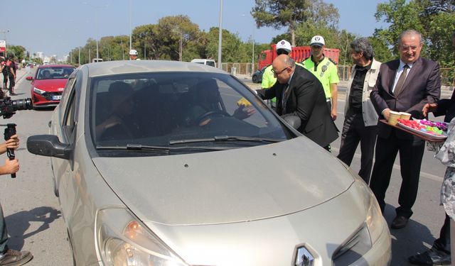 Mersin'de sürücülere limonata ikram edildi