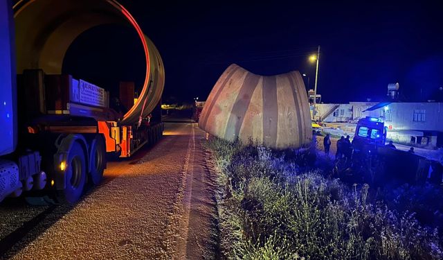 Mersin'de tır ile hafif ticari aracın çarpıştığı kazada sürücüler yaralandı