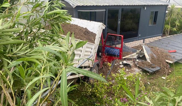 Serik'te prefabrik ofise çarpan kamyonet sürücüsü yaralandı