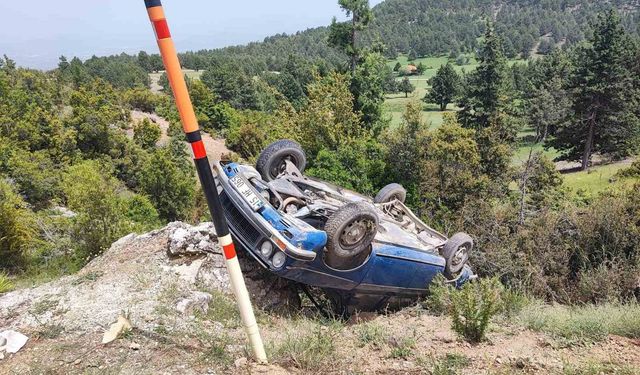 Gölhisar’da otomobil şarampole devrildi, 2 kişi hafif yaralandı