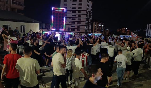 Kahramanmaraş İstiklalspor’un 2. Lig’e yükselmesiyle şehirde coşku yaşandı