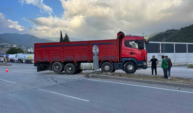 Kamyonet ile otomobil çarpıştı: 1 yaralı