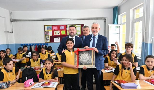 Sınıf başkanının seçim vaadi belediye başkanını okula getirme oldu