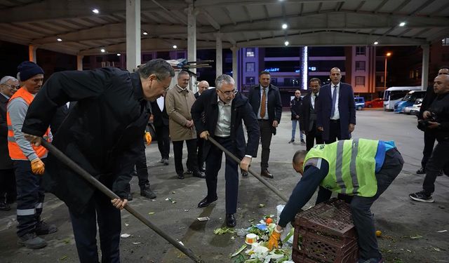 Bakan Işıkhan işçilerle buluştu, temizlik yaptı