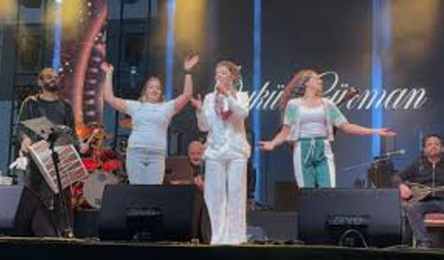 Isparta'da 2025 Uluslararası Gül Festivali kapsamında şarkıcı Öykü Gürman konser verdi