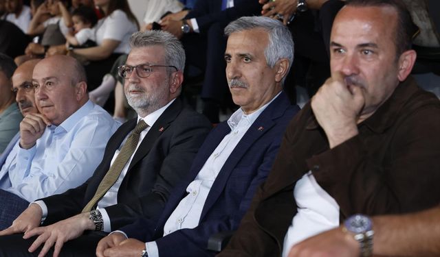 Vali Ünlüer, Kipaş İstiklalspor Basketbol Takımını Tribünden İzledi