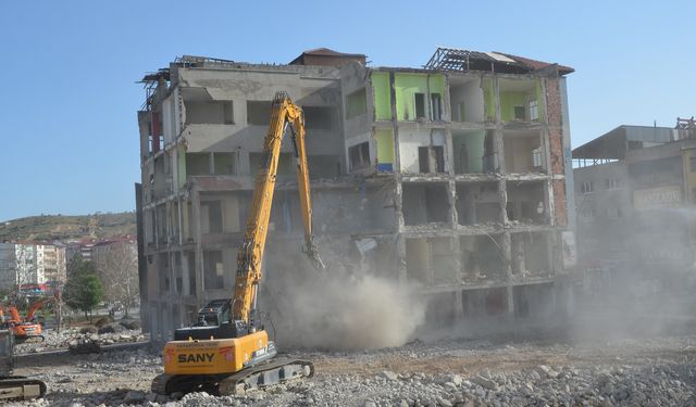 Yediler İş Merkezi’nin Kalan Bölümü de Yıkılıyor