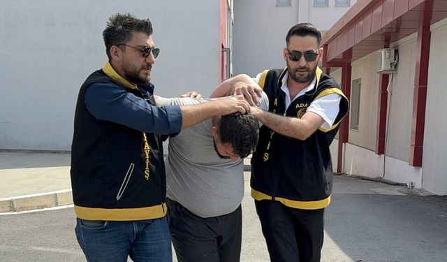 Adana'da annesini bıçakla öldüren şüphelinin olay yerine gelişi kamerada