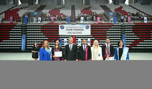 Akdeniz Üniversitesi Tıp Fakültesinden mezun olan öğrenciler yemin etti