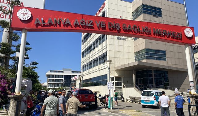 Alanya Ağız ve Diş Sağlığı Merkezi'nde çıkan yangın söndürüldü