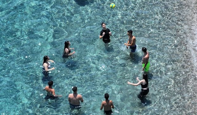 Antalya sahillerinde sıcak hava yoğunluğu