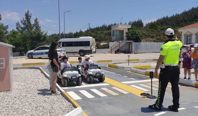Antalya'da çocuklara uygulamalı trafik eğitimi verildi