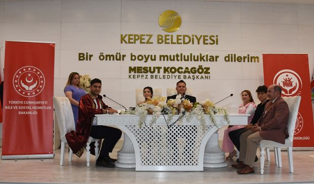 Antalya'da "Evlenecek Gençlerin Desteklenmesi Projesi"nden yararlanan iki çiftin nikahı kıyıldı