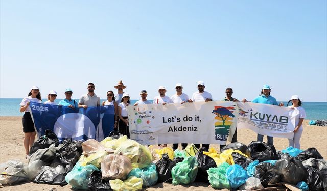Antalya'da Kumköy sahilinde deniz kaplumbağaları için temizlik yapıldı