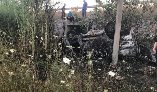 Antalya'da şarampole devrilen hafif ticari aracın sürücüsü öldü