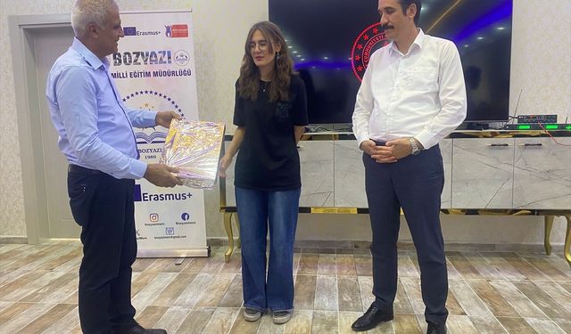 Bozyazı'da en çok kitap okuyan öğrenciler ödüllendirildi
