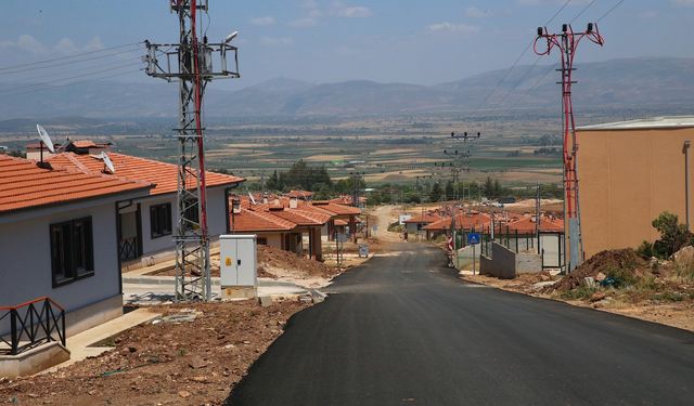 Hatay'da köy evleri teslim edilen depremzedeler bayrama yeni yuvalarında giriyor