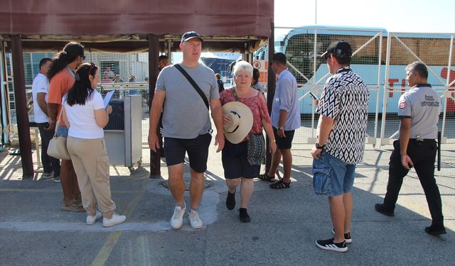 Kruvaziyer "Marella Discovery 2" Alanya Limanı'na demirledi